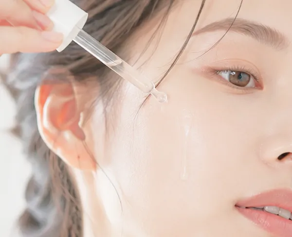 美容液を使用する女性
